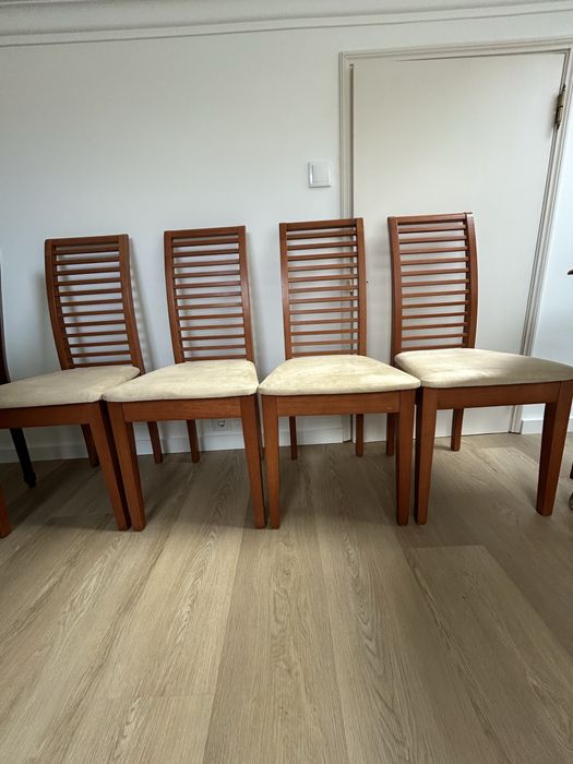 Conjunto de 4 cadeiras em madeira maciça e ofereço a mesa