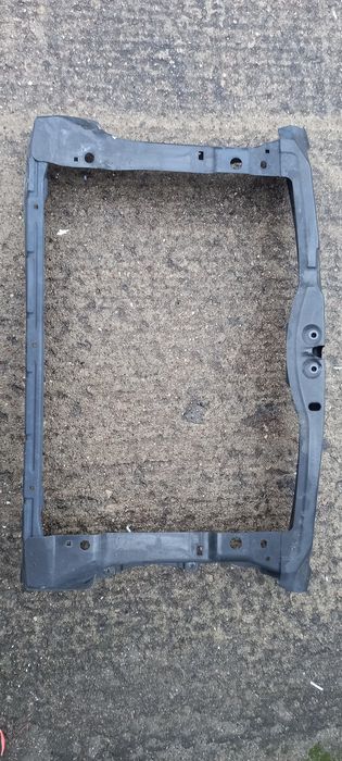 Pas przedni z chłodnicą klimatyzacji.