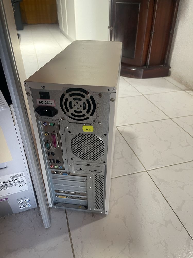 Computador antigo em bom estado