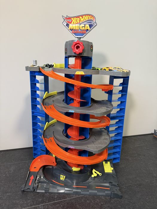 Hot Wheels Mega garage GTT95+ 10 машинок hot wheels