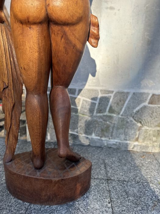 Rzeźbiona figura dekoracyjna drewniana kobieta