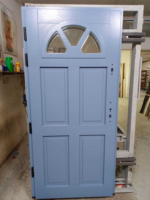 Drzwi zewnętrzne drewniane z montażem producent