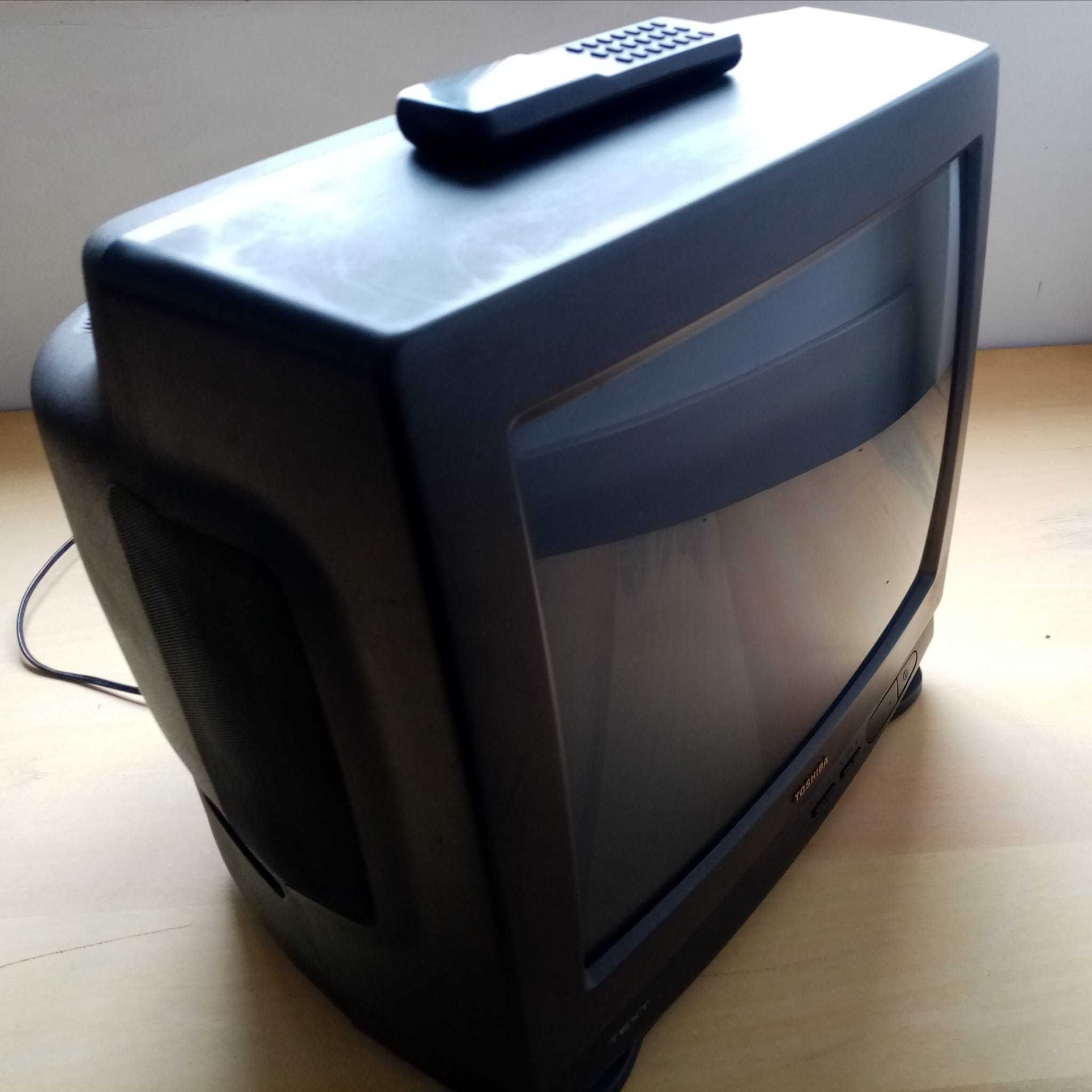 televisão Toshiba 1752TD, de 42 cm, em pleno funcionamento