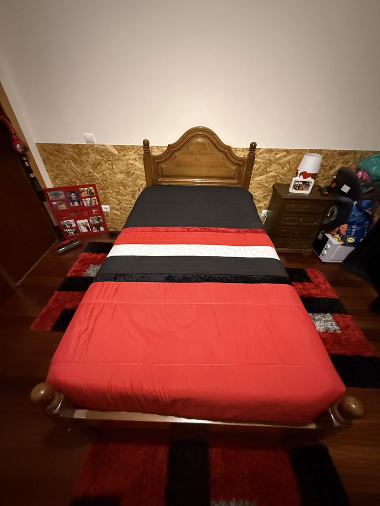 Cama de solteiro com mesa de cabeceira