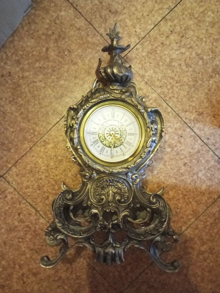 Relógio antigo em latão