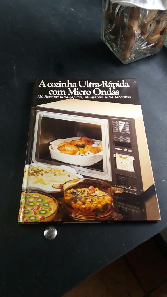 A cozinha ultra rapida com micro-ondas. Por Ito Vazquez. De 1987.