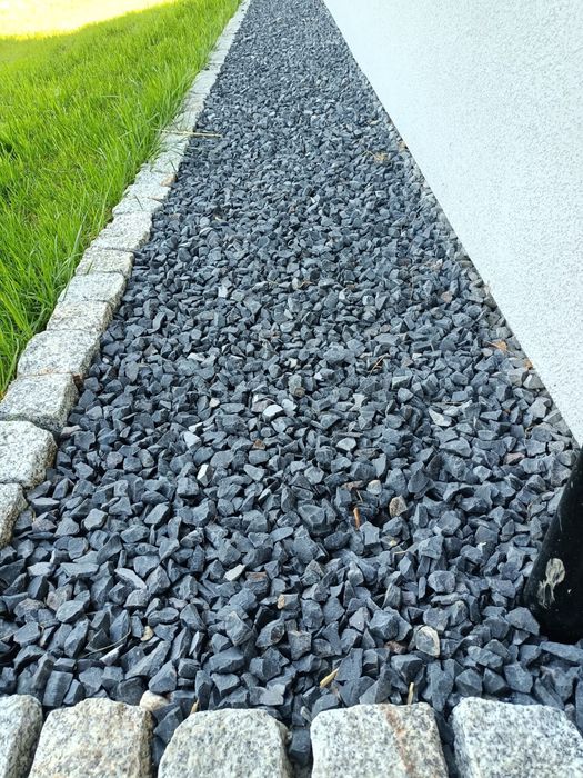 Grys czarny grafit bazalt kamień naturalny drobny z dostawa i głaz