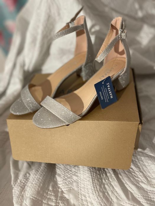 Sapatos de salto prateados