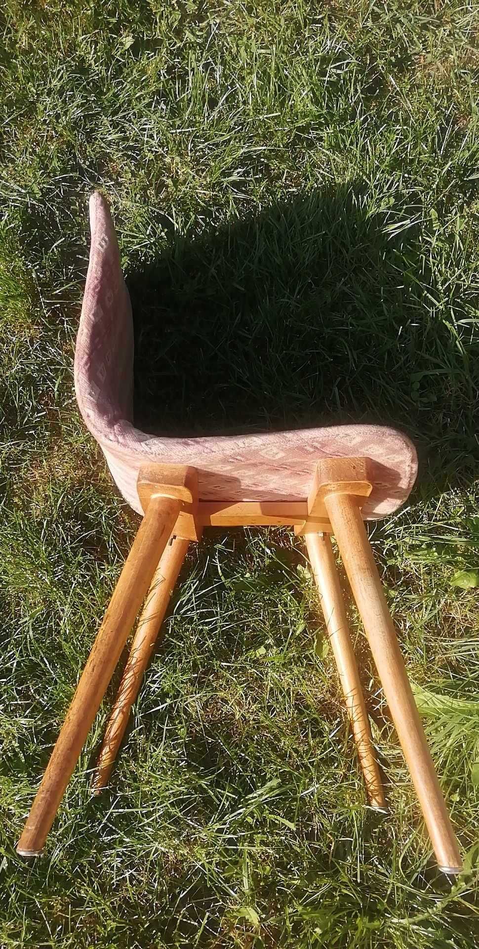 Piękne stare krzesło tapicerowane typ A-6150 patyczak PRL