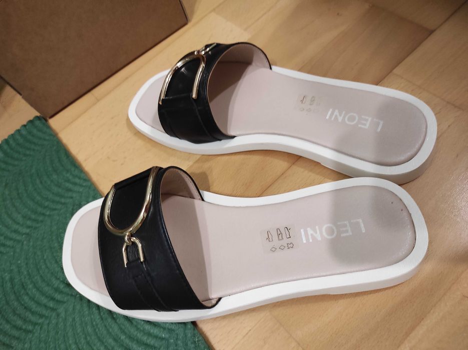 Шльопанці жіночі шкіряні ,колір сіро- годубий, нові.