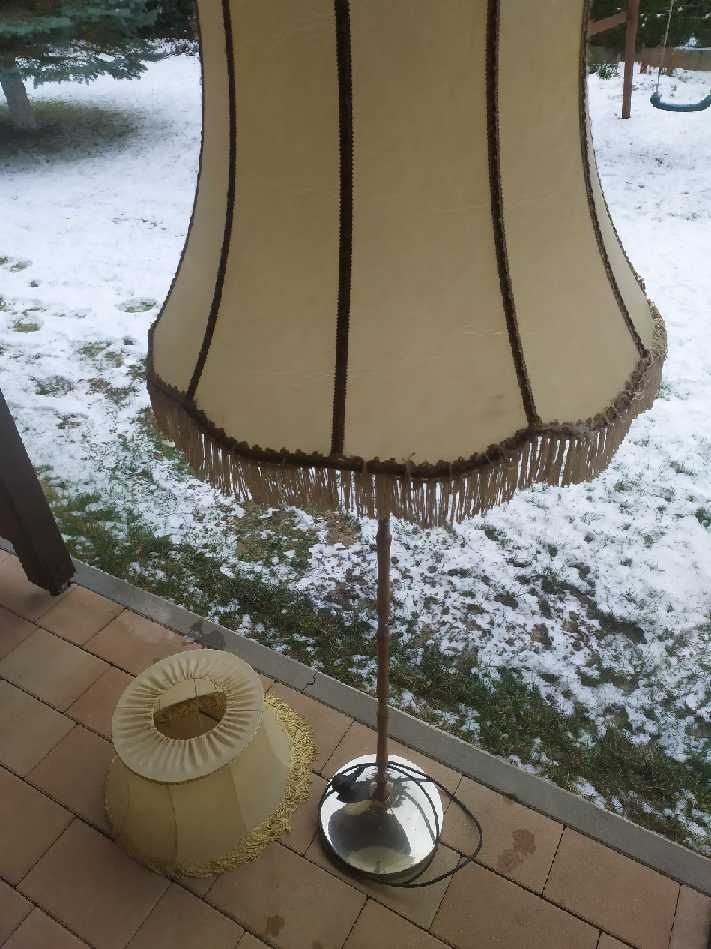 Lampa stojąca klastyczna