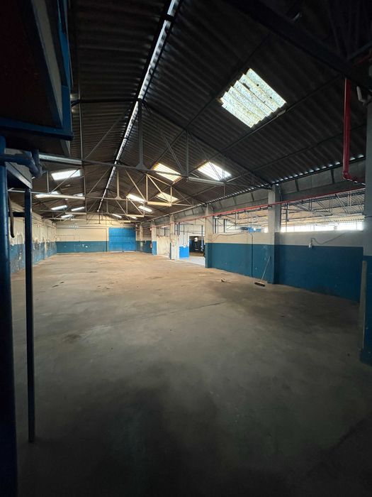 Arrenda Armazém 1700 m² | Entre São Mamede e Fátima | Excelente Acesso