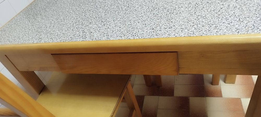 Mesa de cozinha  e 4 cadeiras.