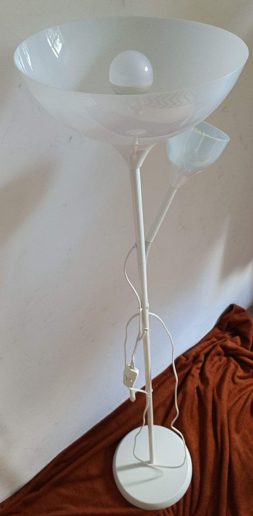 Wolnostojąca lampa pokojowa