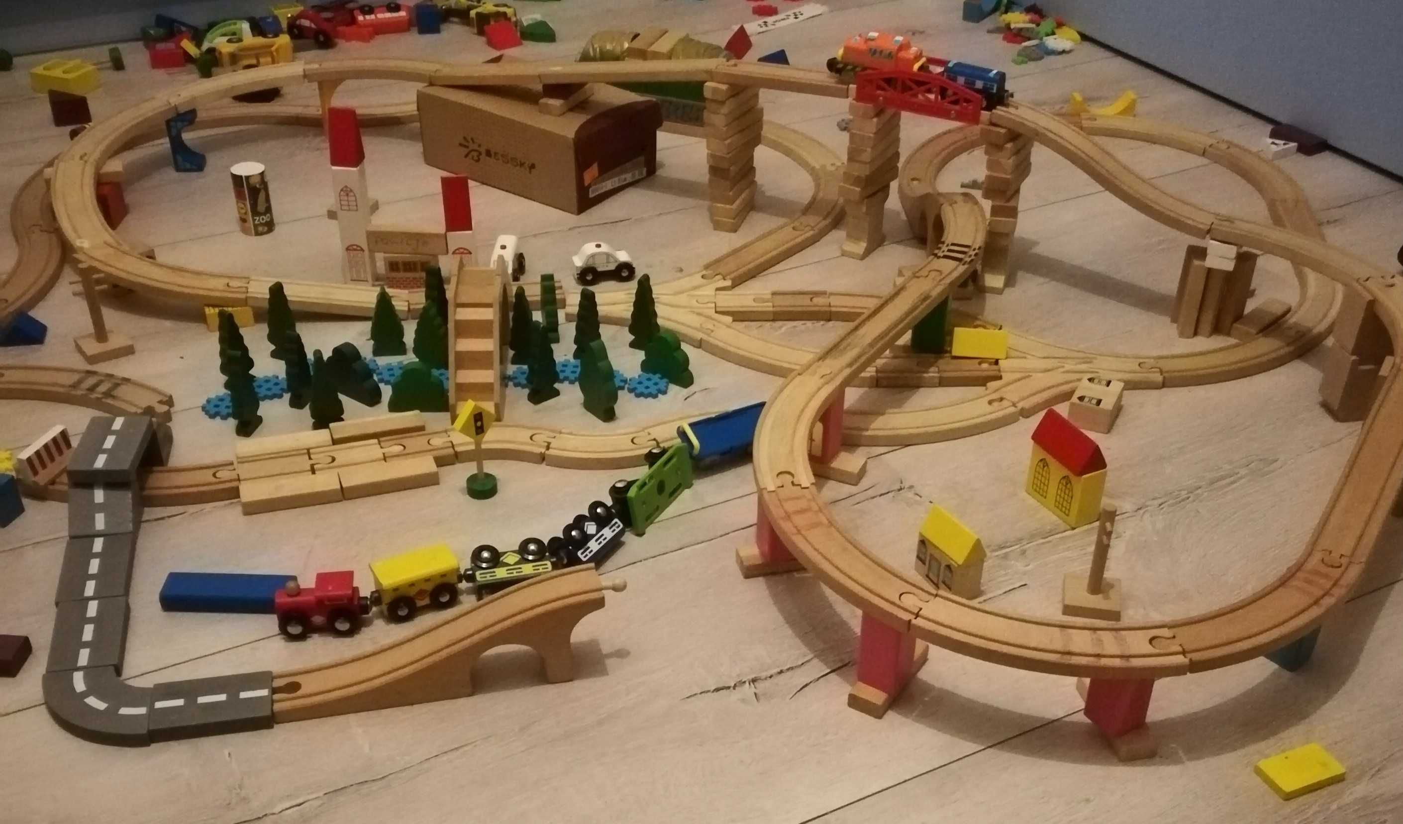 Klocki drewniane,kolejka drewniana, mosty,tory drewnian,pociągi,wagony