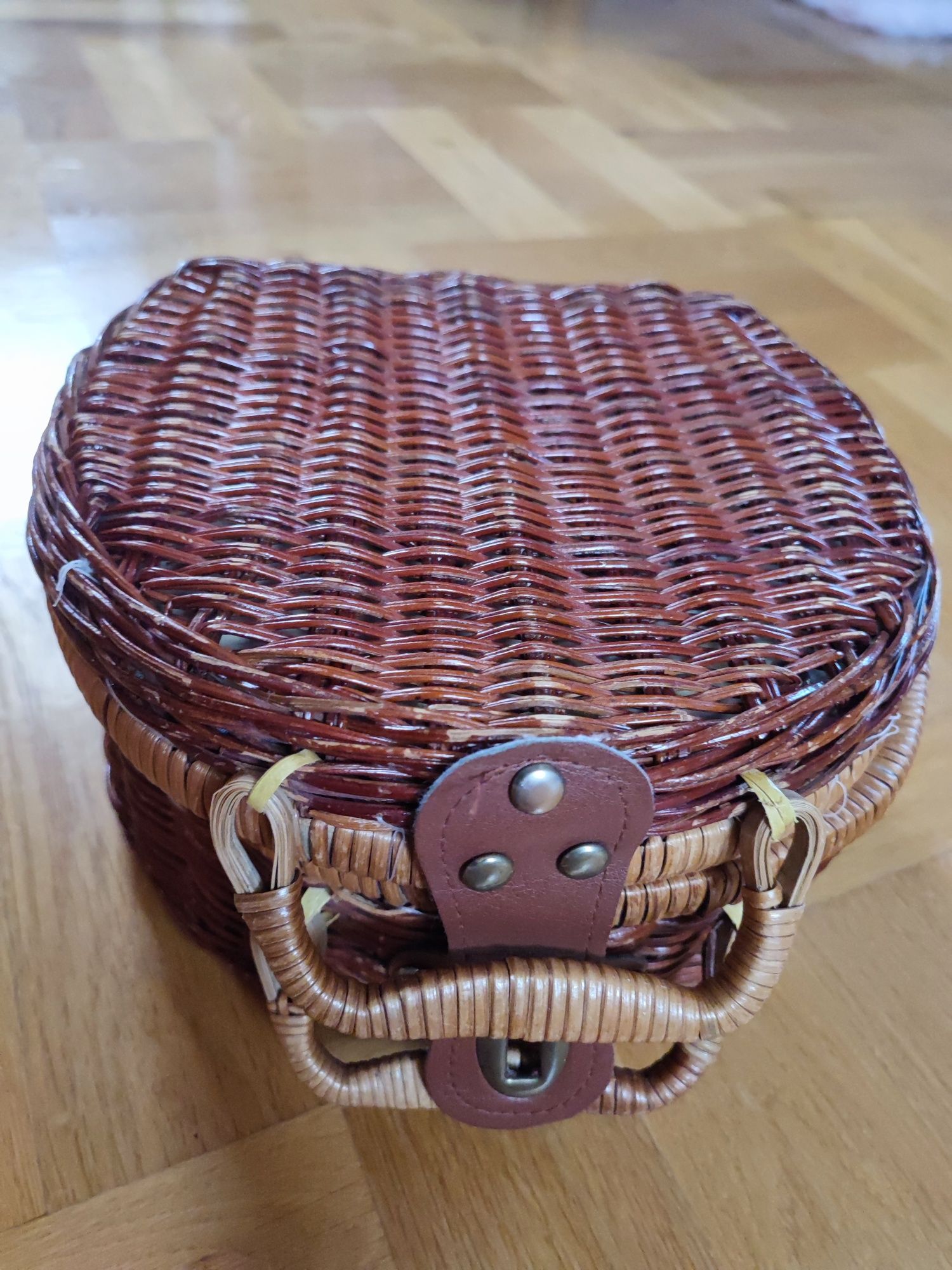 Koszyk piknikowy z porcelaną dla dzieci