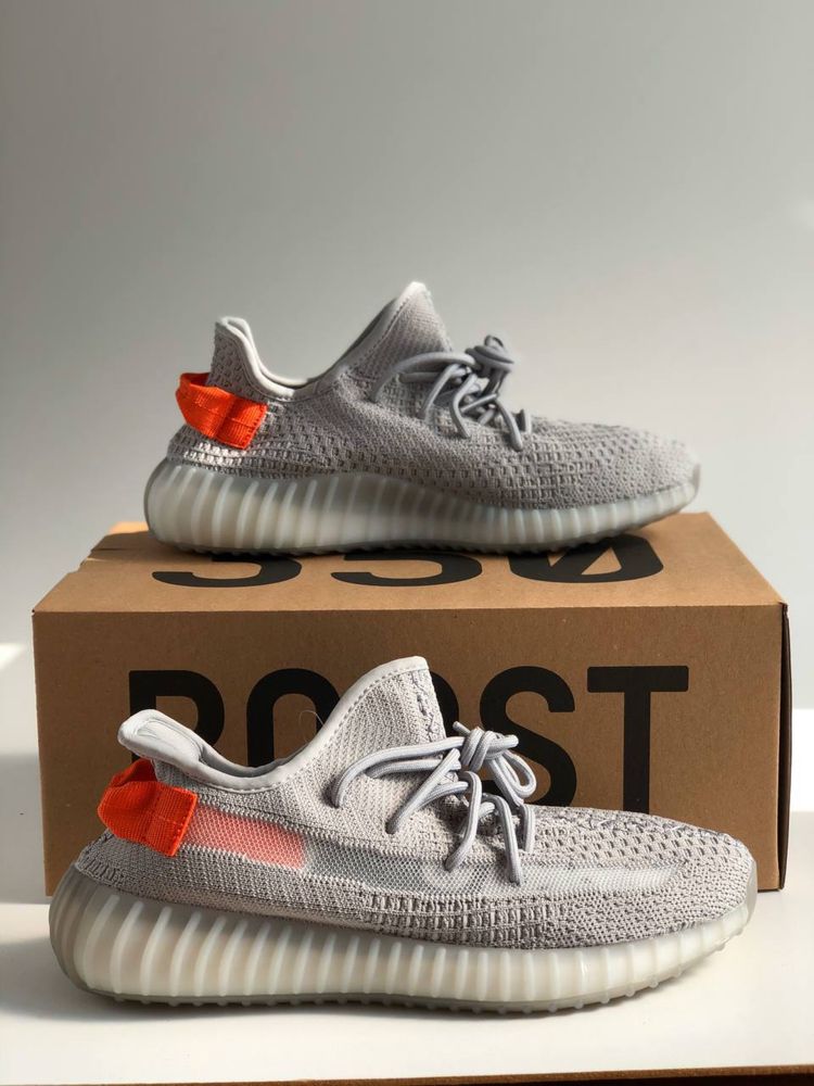 Buty Yeezy Boost 350 v2 tail light