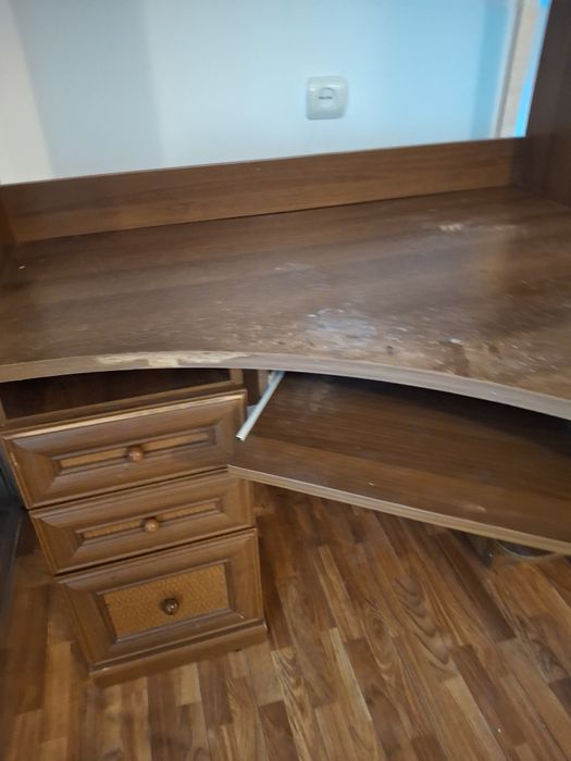 Кутовий комп'ютерний стіл