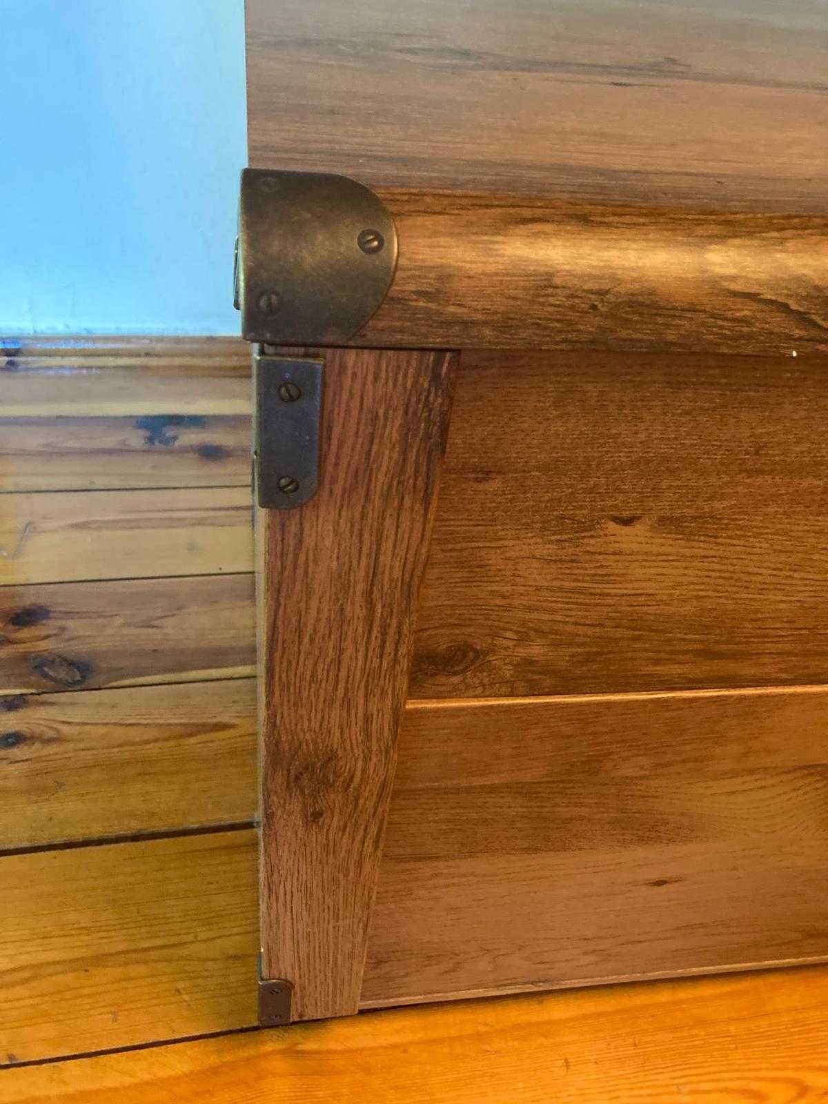 Kufer drewniany w kolorze ciemnego dębu – pojemny i solidny