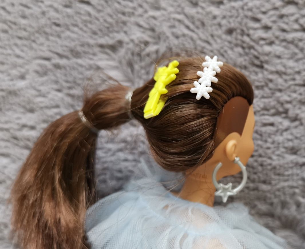 Barbie ekstra doll w niebieskiej marszczonej kurtce