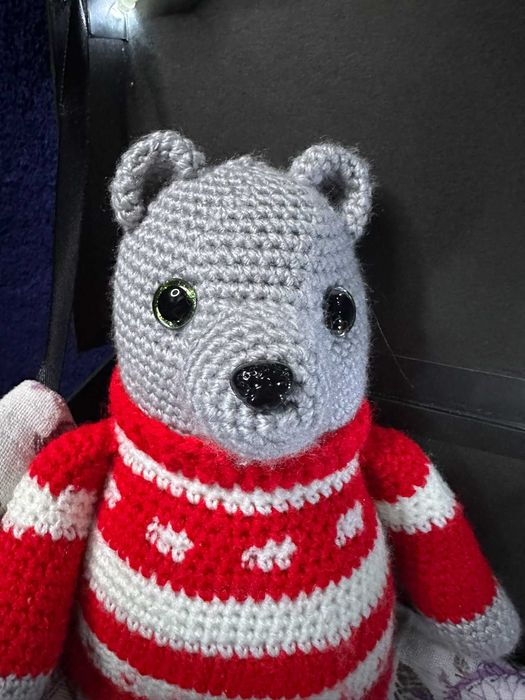 Miś w czerwono-białym sweterku