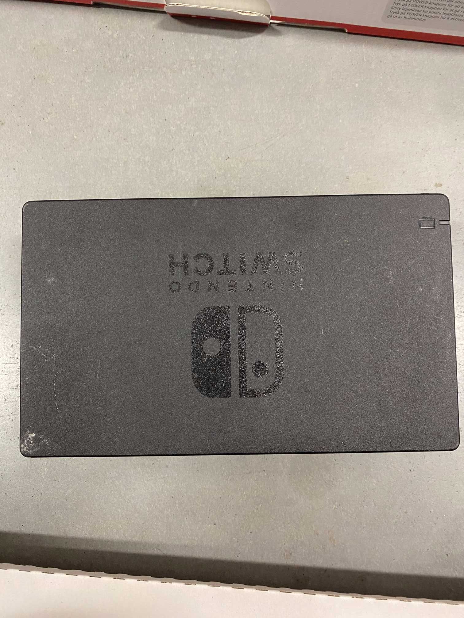 Konsola Nintendo Switch + etui