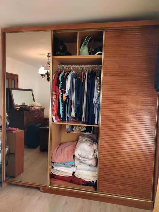 Guarda-Roupa com portas deslizantes em bom estado