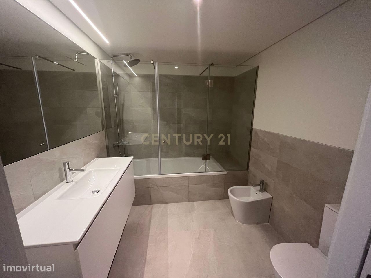 Ótimo T4 no Empreendimento VALRIO, com 189m2,  5WCs e dois parqueament