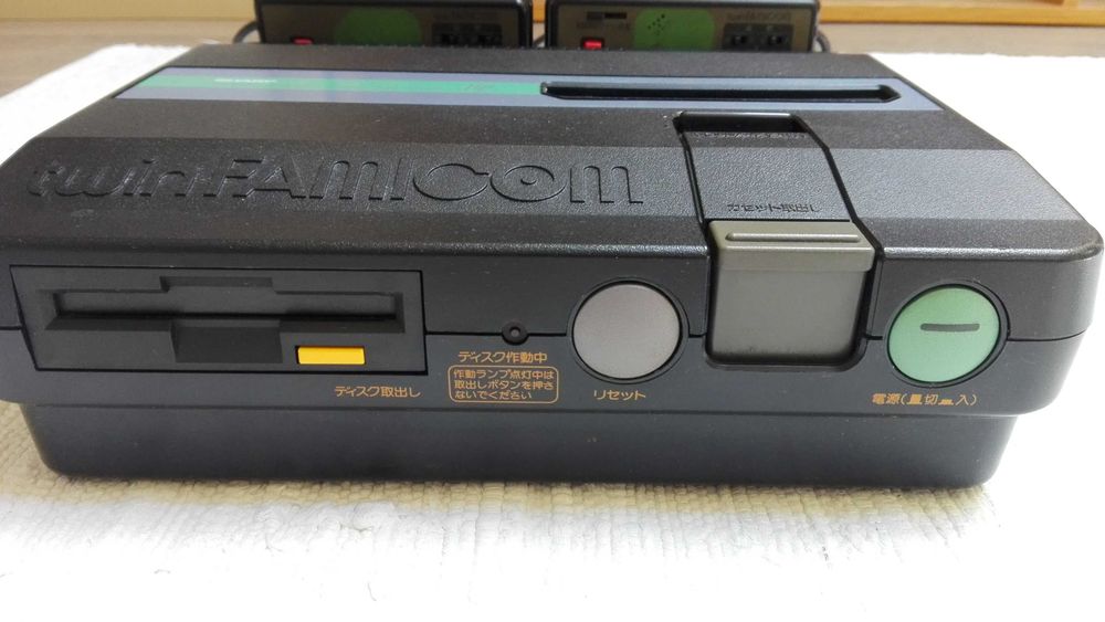 Nintendo Twin Famicom (NES Japão) usa disquete/cartuchos - a funcionar