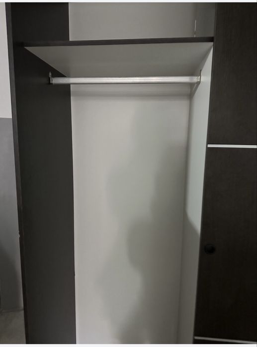 Roupeiro Elegante em Castanho — Transforme o Seu Quarto com Estilo!