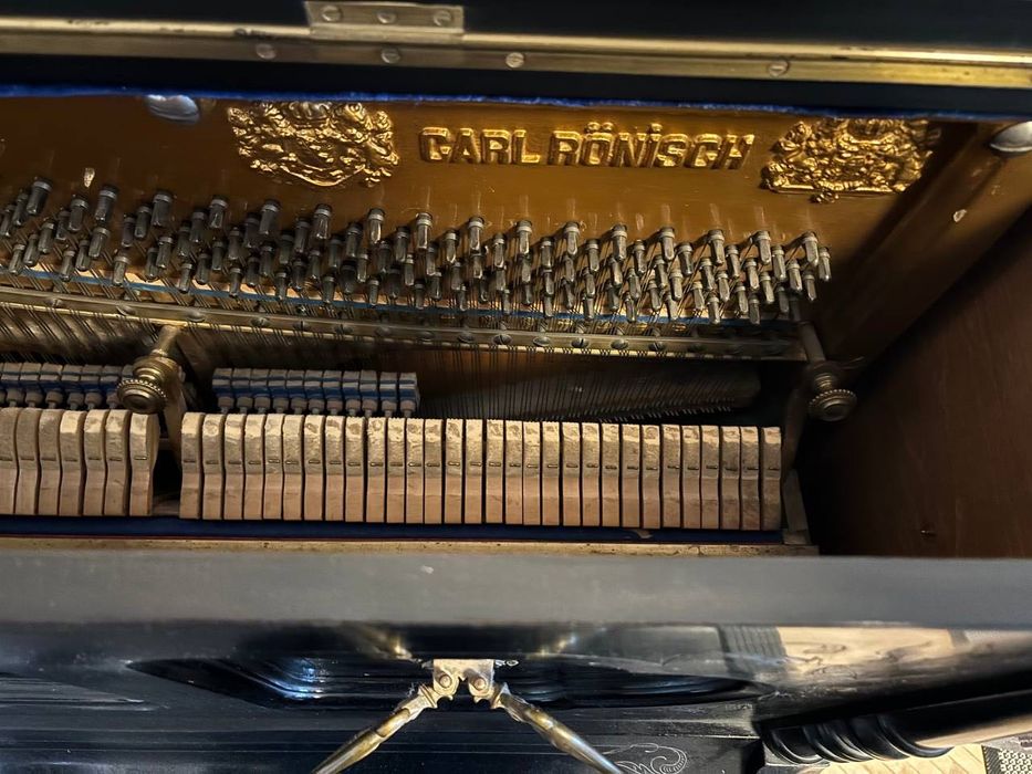 Піаніно Ronisch з підсвічниками