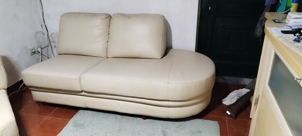 Sofá em pele bege de canto