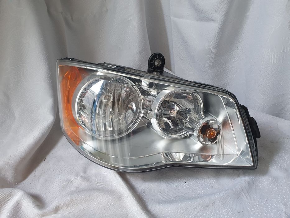 Lampa prawa przednia Chrysler Grand Voyager przód