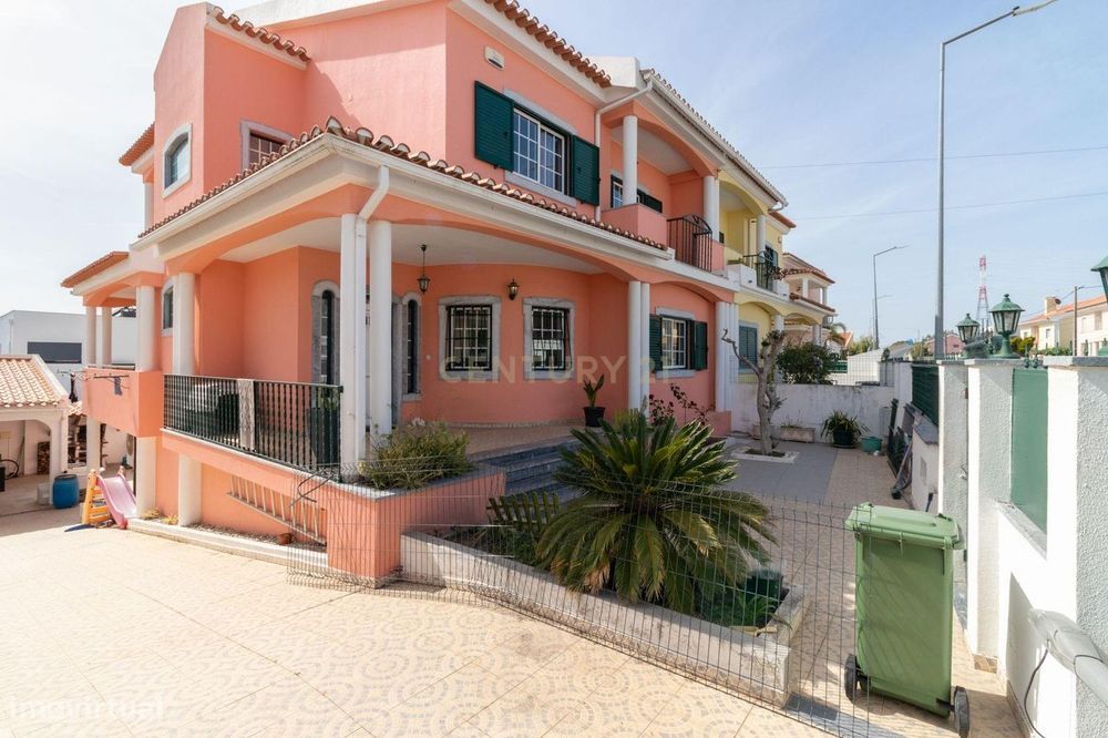 Moradia T4 com Jardim em Valadares