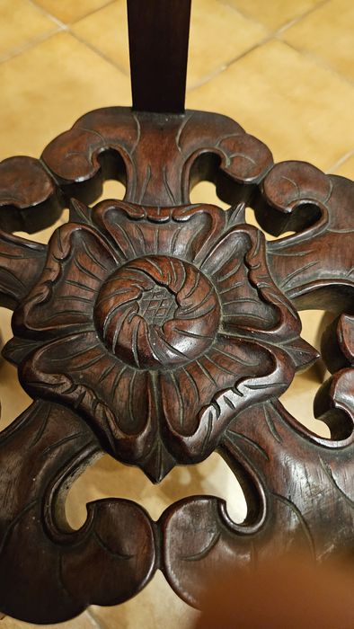 Mesa de pedestal com tampo de mármore para suporte de vaso/candeeiro.