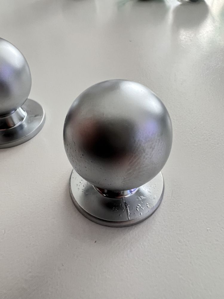 Okrągłe srebrne metalowe uchwyty do mebli 2 cm 11 sztuk