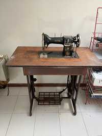 Máquina de costura Oliva com mesa