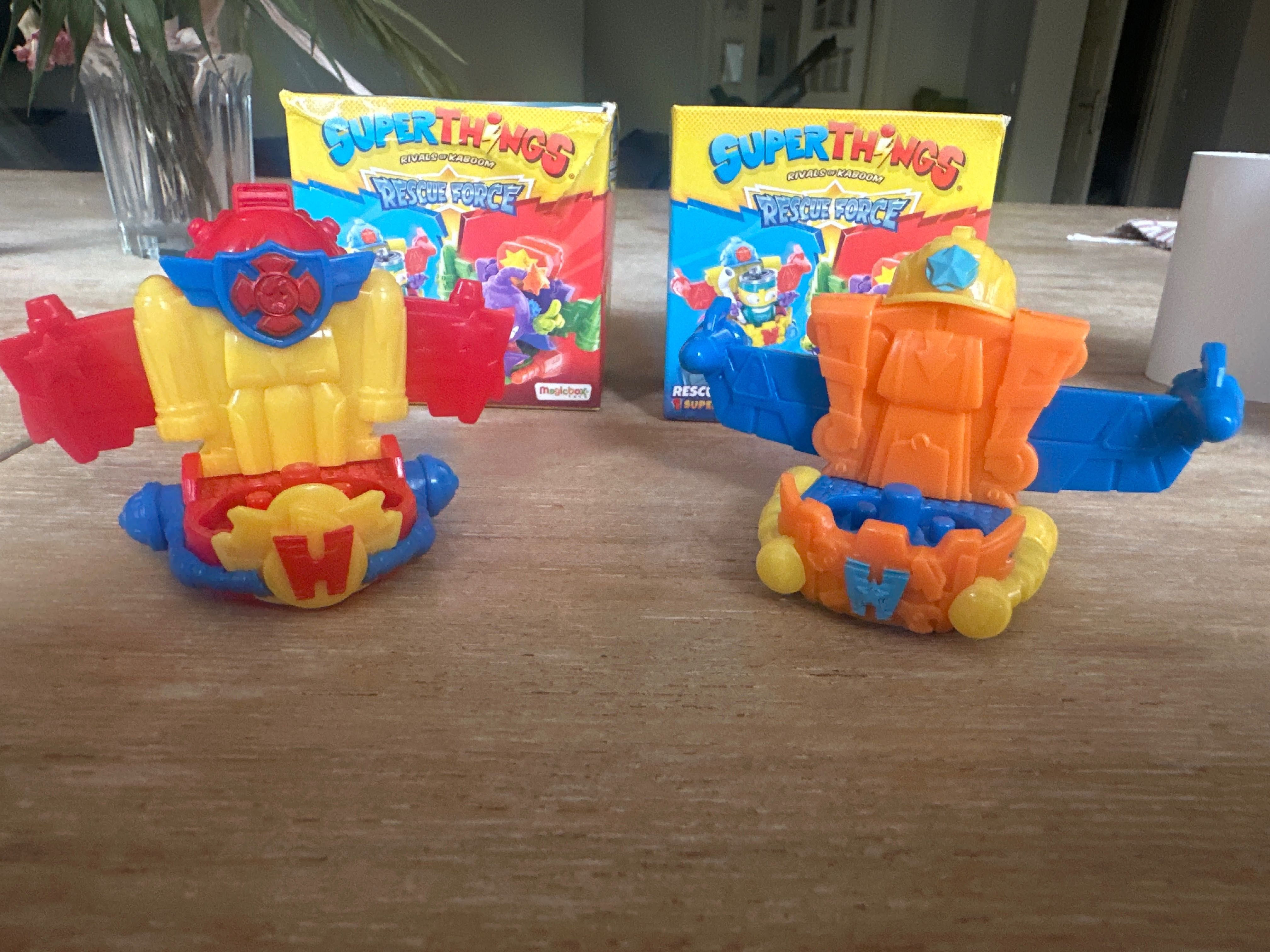 Superthings rescue jet seria Rescue force pojazdy watermax i toolikit