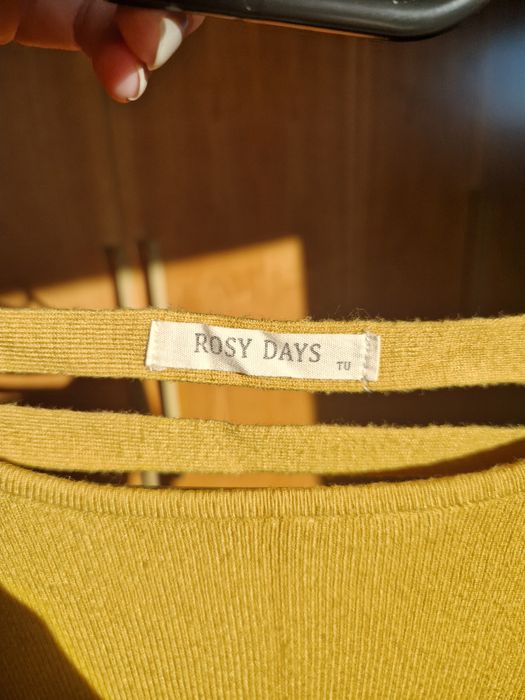 Obcisła sweterkowa sukienka z pięknie zdobionymi plecami, wycięcia