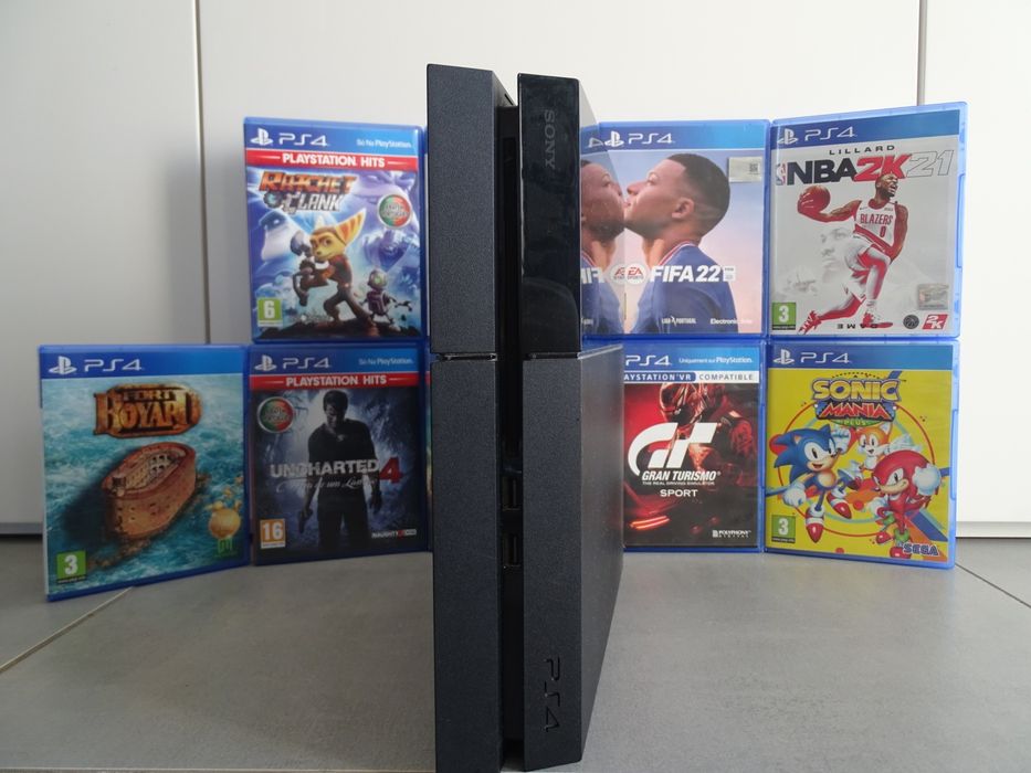 PlayStation 4, com 9 Jogos e com uma commando Semi-Funcional