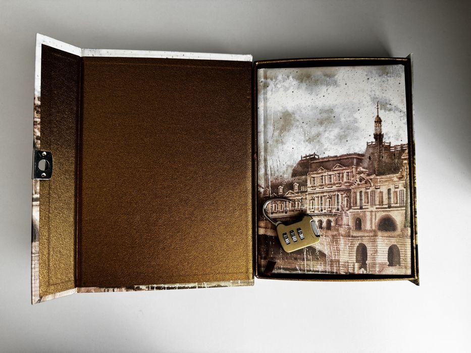 Блокнот у скриньці на замочку