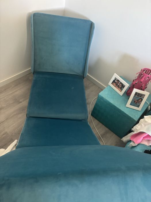 Sofa cama azul em veludo