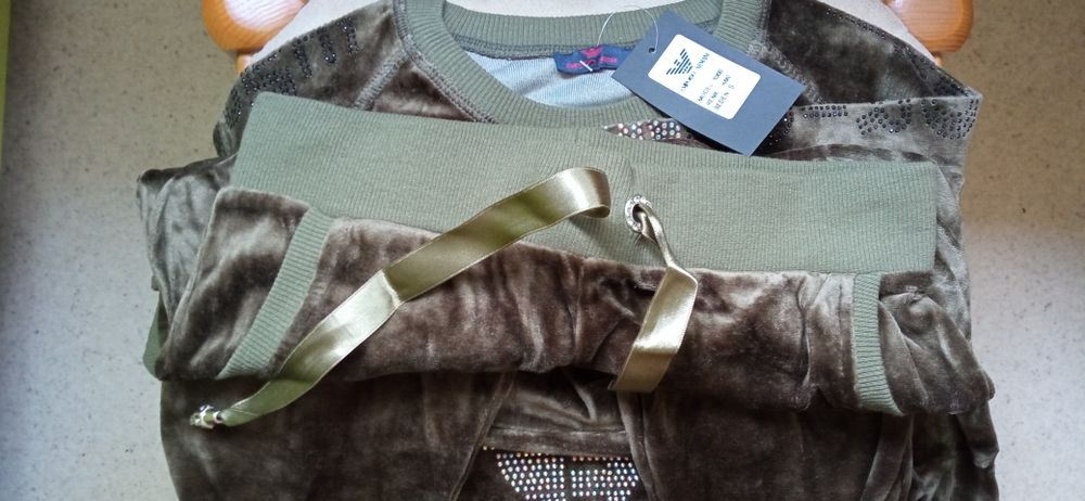 Продам женские спортивные костюмы.