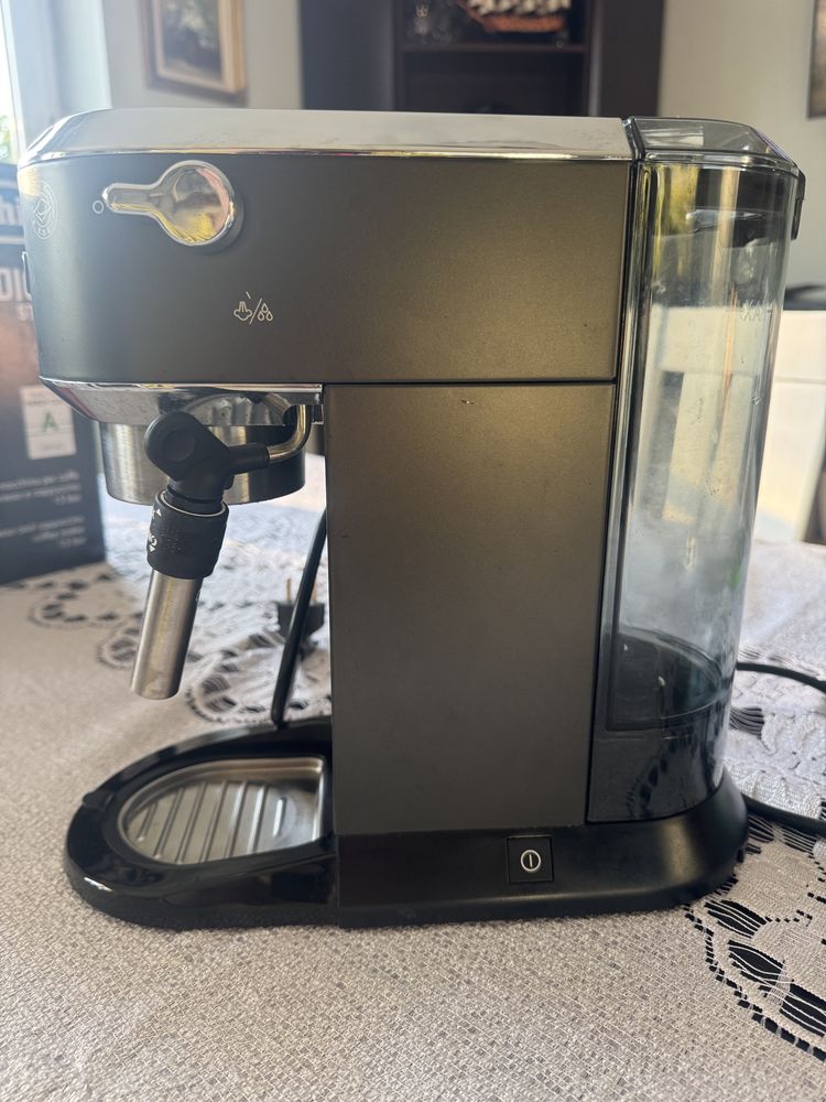 Ekspres kolbowy De'Longhi Dedica EC 685.BK czarny