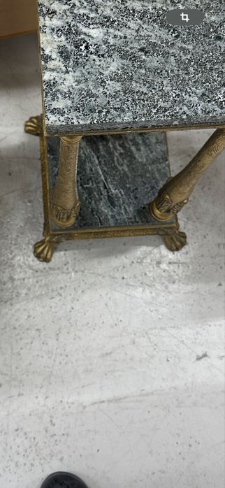 П'єдестал з мармуровою стільницею