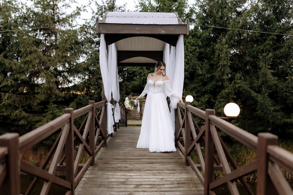 Весільна сукня з розрізом