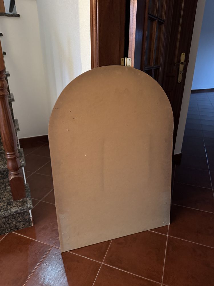 Espelho com rebordo em madeira