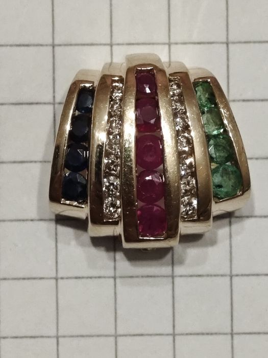 Золотий кулон, з діамантами, смарагдами, рубінами і сапфірами.