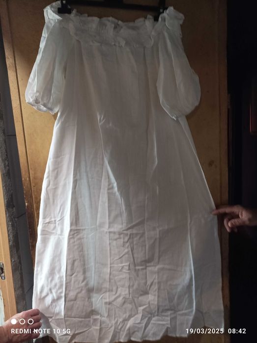 Vestido branco com folhos e de linho