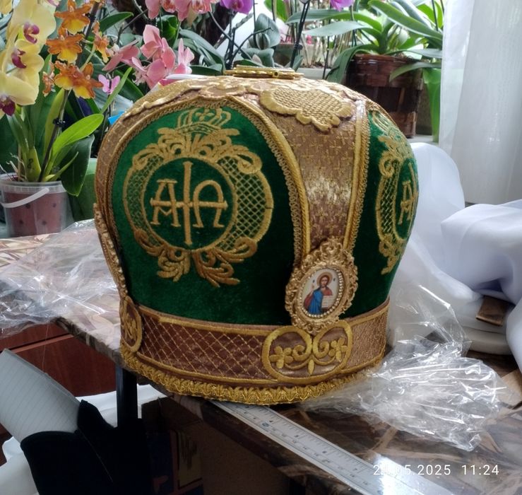 Головной убор для священника. Митра